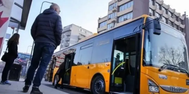 15 categorie viaggiano gratis sui bus: scopri la tessera digitale dal 1° marzo