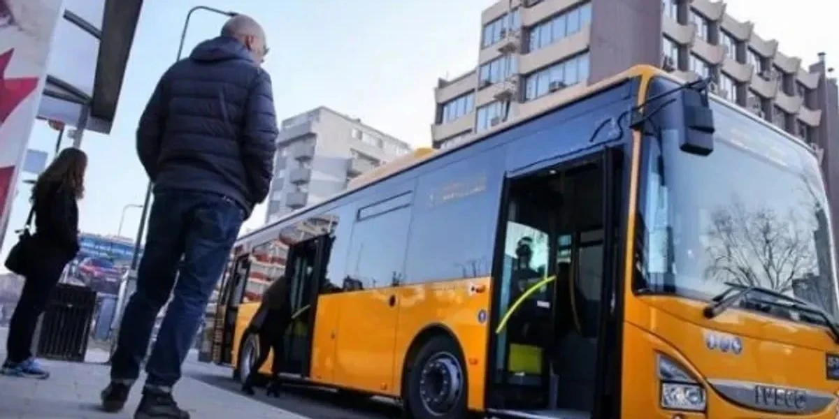 15 categorie viaggiano gratis sui bus: scopri la tessera digitale dal 1° marzo