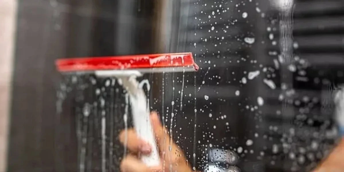 Addio macchie di calcare in bagno: il trucco in 30 secondi che cambierà la tua routine