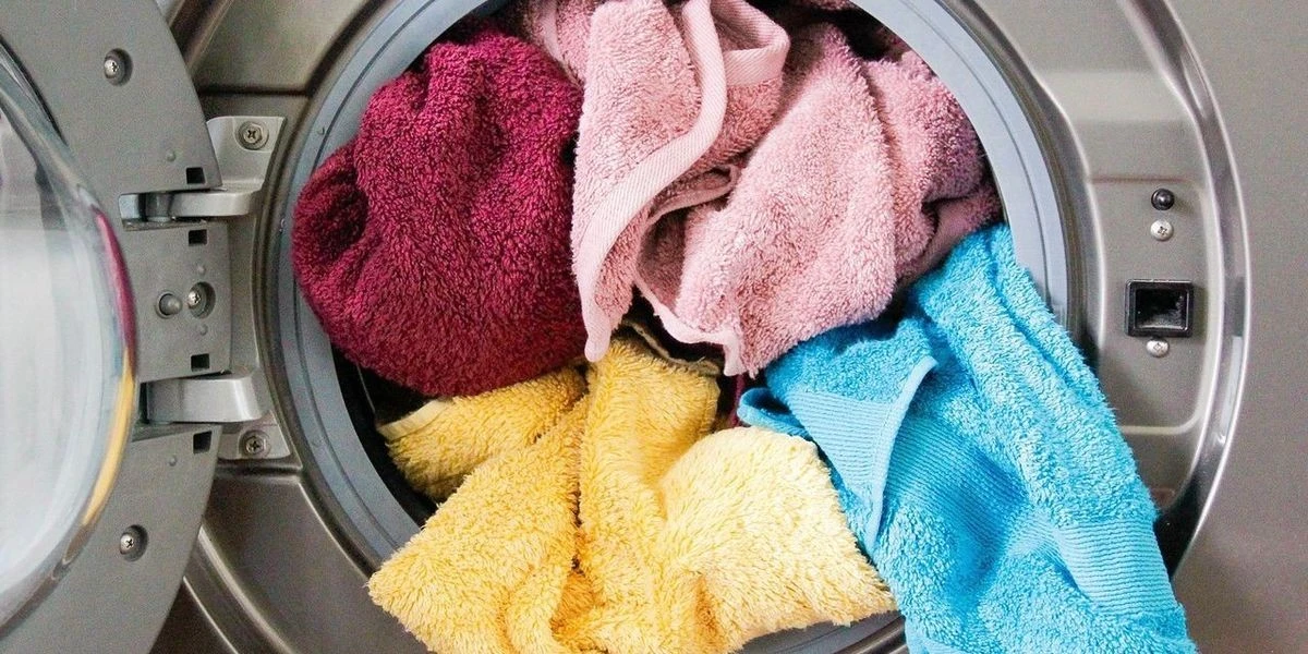 Aggiungi aceto bianco al bucato: il trucco che trasformerà i tuoi asciugamani duri e ruvidi in nuvole di morbidezza
