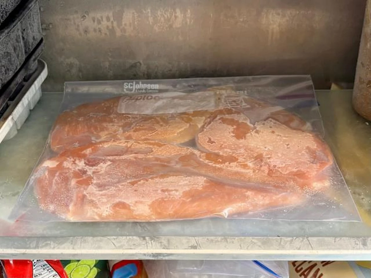 Carta da cucina sotto la carne in frigo: il trucco che protegge la tua famiglia - image 1