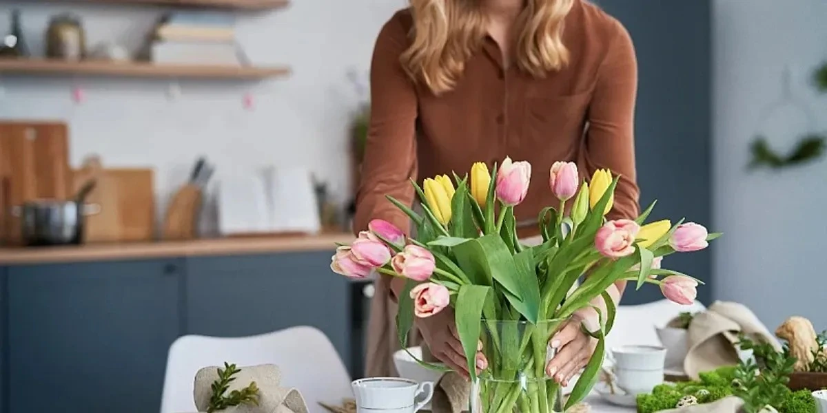 Cinque monete in vaso: il trucco segreto per tulipani che durano un mese