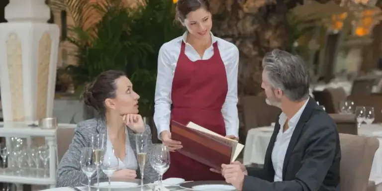 Come i camerieri ti “leggono” in 30 secondi: 8 dettagli che cambiano il servizio