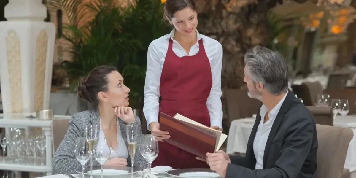 Come i camerieri ti “leggono” in 30 secondi: 8 dettagli che cambiano il servizio