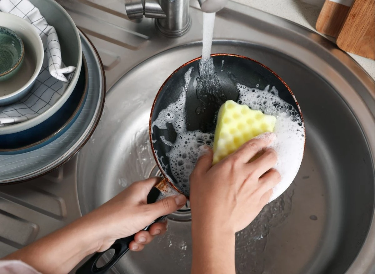Come pulire il grasso bruciato dalla padella? Metodo casalingo senza chimica forte