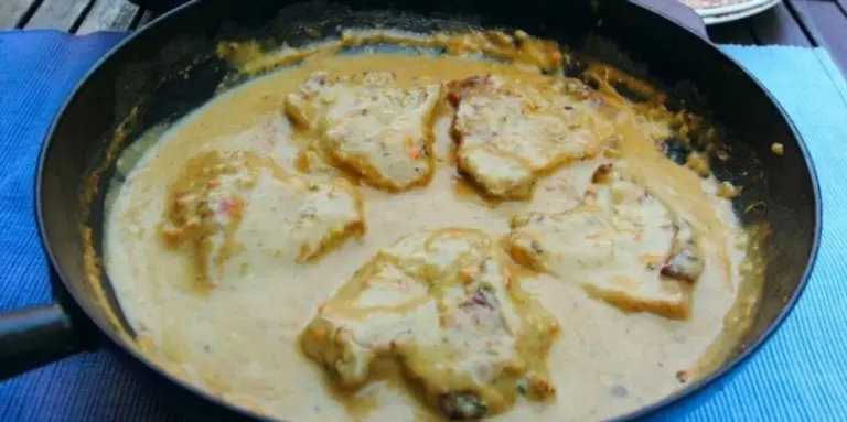 Feta di vitello in salsa con cetriolini sott'aceto: un sapore che conquista