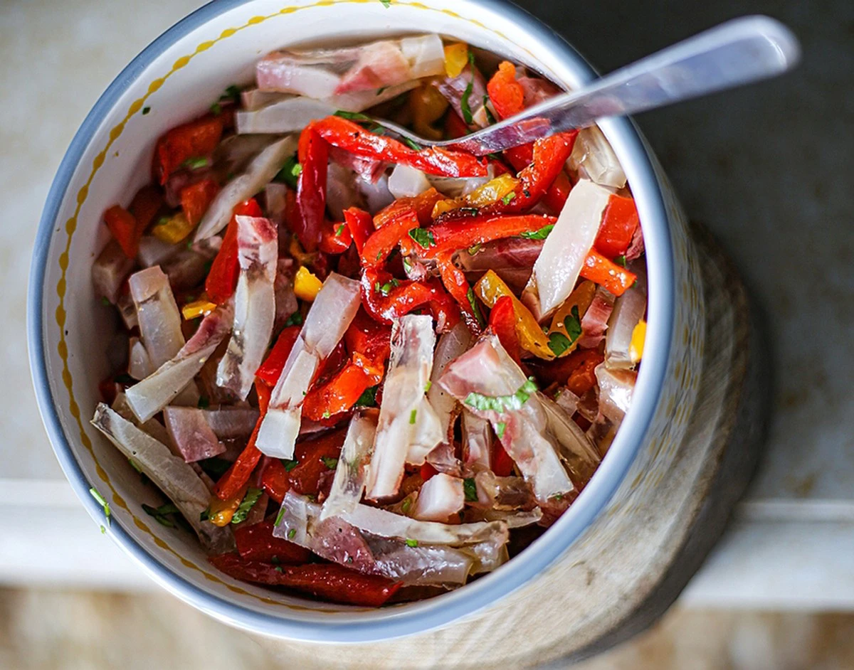 Feta di vitello in salsa con cetriolini sott'aceto: un sapore che conquista - image 1