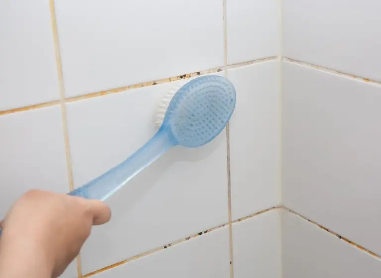 Fughe in bagno macchiate? La soluzione rapida con ingredienti che hai già in dispensa