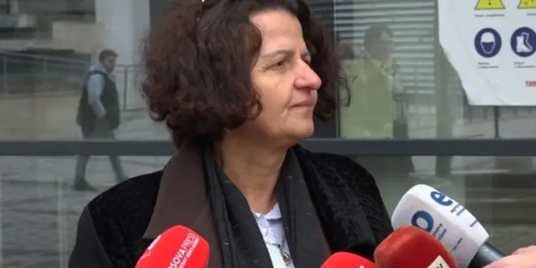 Gardiana serba mi ha fatta spogliare e ha chiesto di calpestare la foto di Hashim Thaçi, ma non l'ho fatto