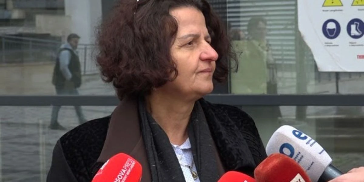 Gardiana serba mi ha fatta spogliare e ha chiesto di calpestare la foto di Hashim Thaçi, ma non l'ho fatto