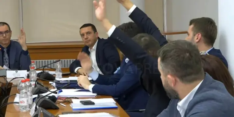 Il deputato Geci alza le mani contro i fondi per gli ex leader dell'UCK all'Aia
