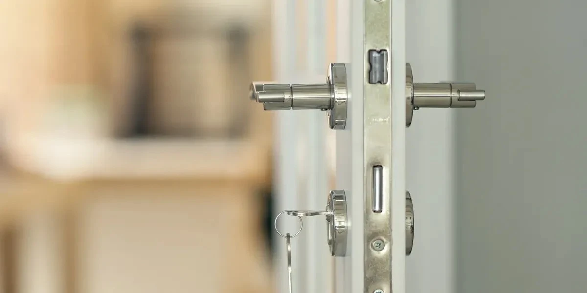 Il primissimo gesto da fare entrando in una stanza d'albergo: non è la valigia.