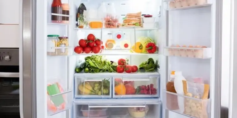 Il segreto della nonna per un frigo senza odori: prova questo ingrediente comune