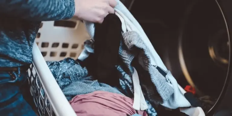 Il trucco dei 30 minuti per un bucato sempre fresco: la soluzione contro muffa e cattivi odori