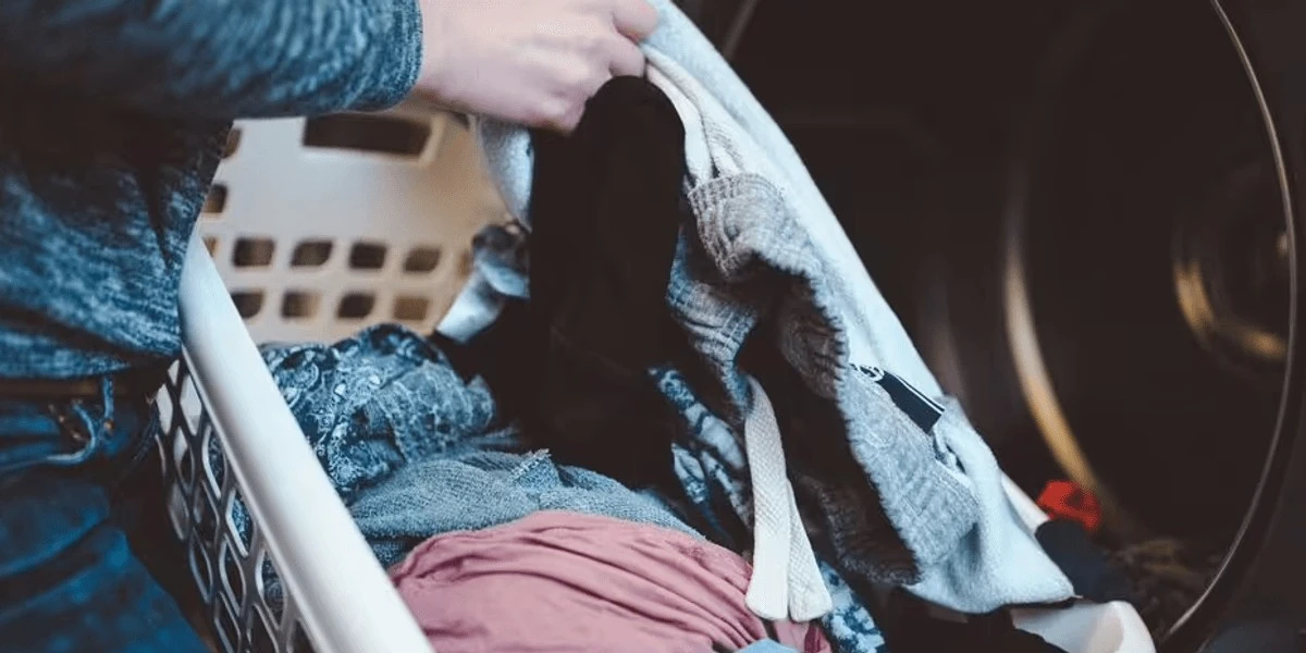 Il trucco dei 30 minuti per un bucato sempre fresco: la soluzione contro muffa e cattivi odori