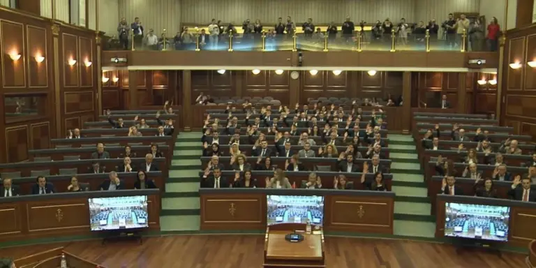 Kosovo: L'Assemblea Nazionale Approva una Risoluzione per la Difesa degli Ex Leader dell'UCK, LDK si Astiene