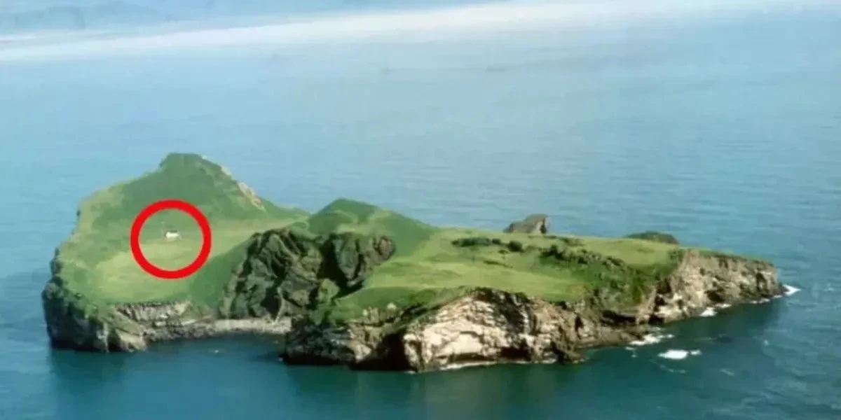 La Casa Più Solitaria del Mondo: L'Isola Abbandonata Dove Resiste Ancora una Dimora