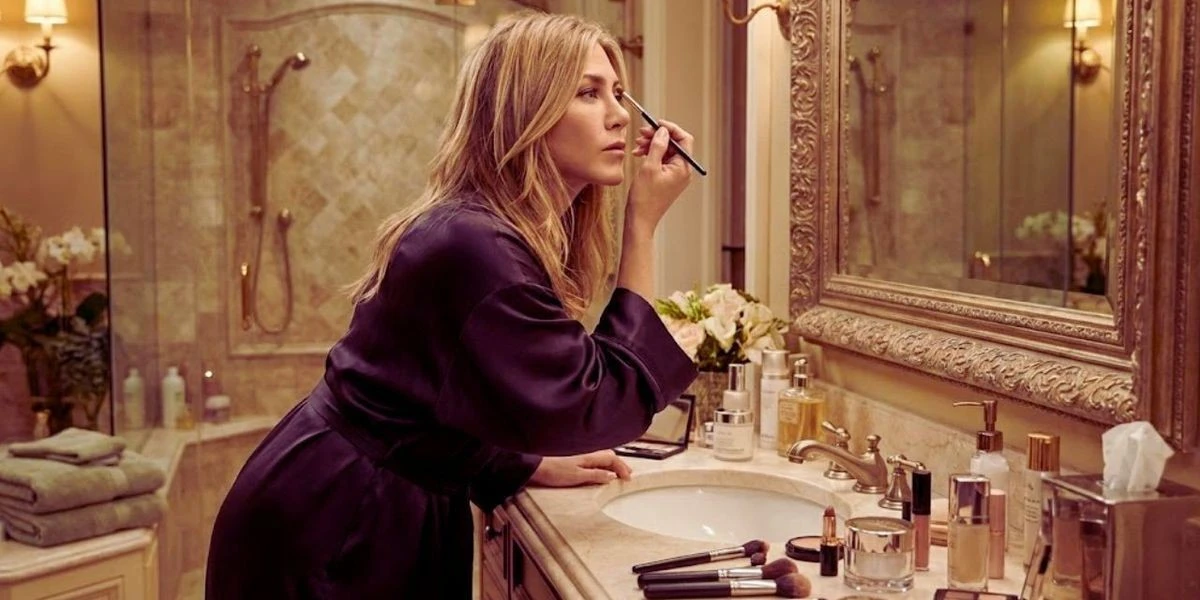 L'illuminazione discreta del bagno di Jennifer Aniston che sta riportando in auge il design anni '70