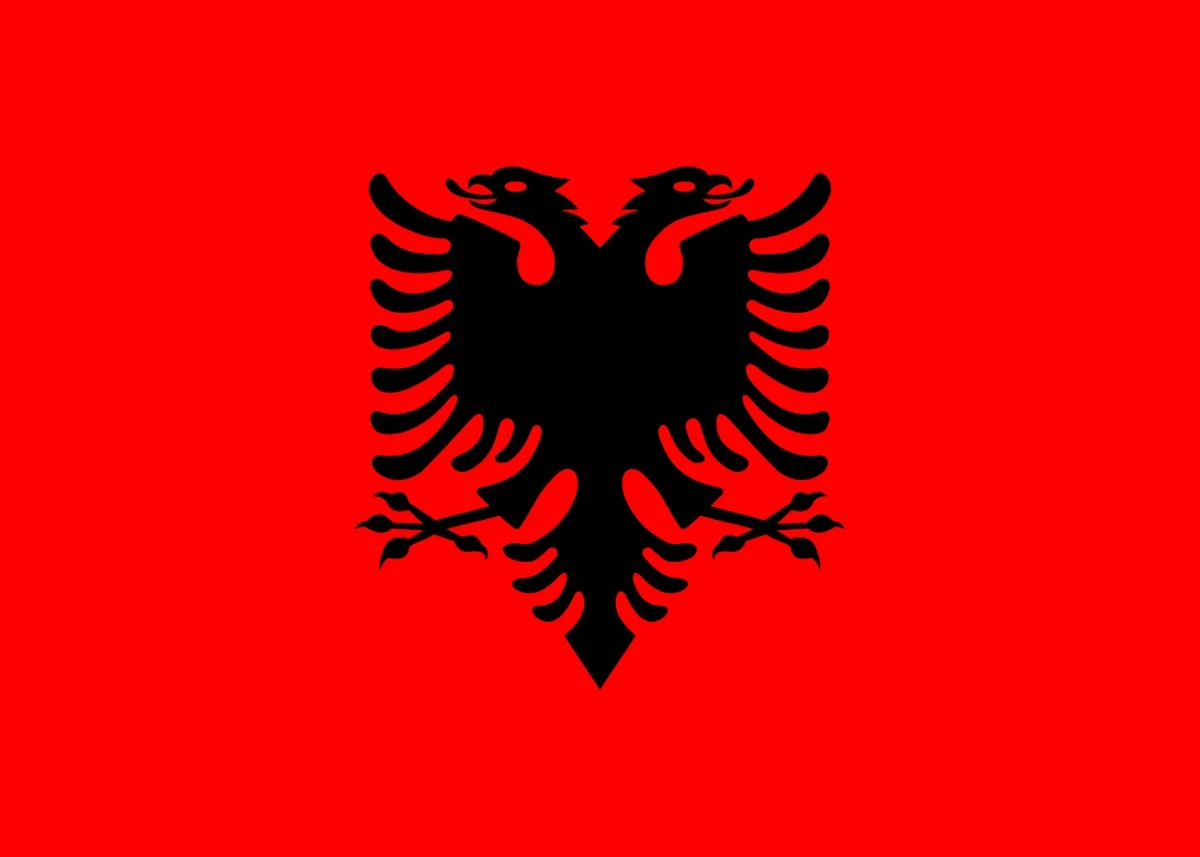 Macedonia, il premier Mickoski regala la bandiera nazionale al deputato Shaqiri: 