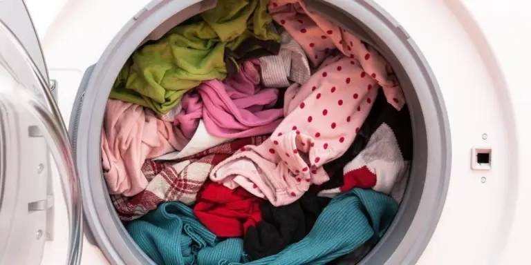 Perché riempire troppo la lavatrice rovina i tuoi vestiti (e il trucco per evitarlo)