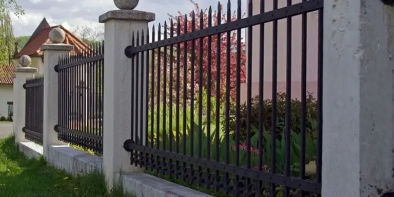Porte e recinzioni fuori moda: 3 soluzioni architettoniche che trasformano la tua casa