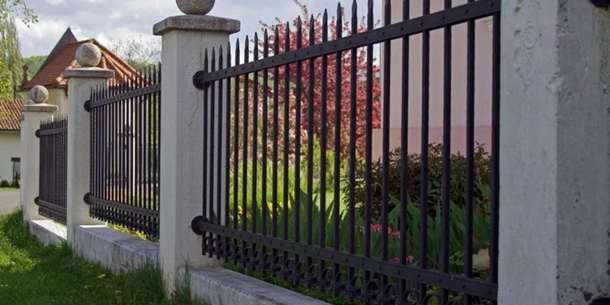 Porte e recinzioni fuori moda: 3 soluzioni architettoniche che trasformano la tua casa