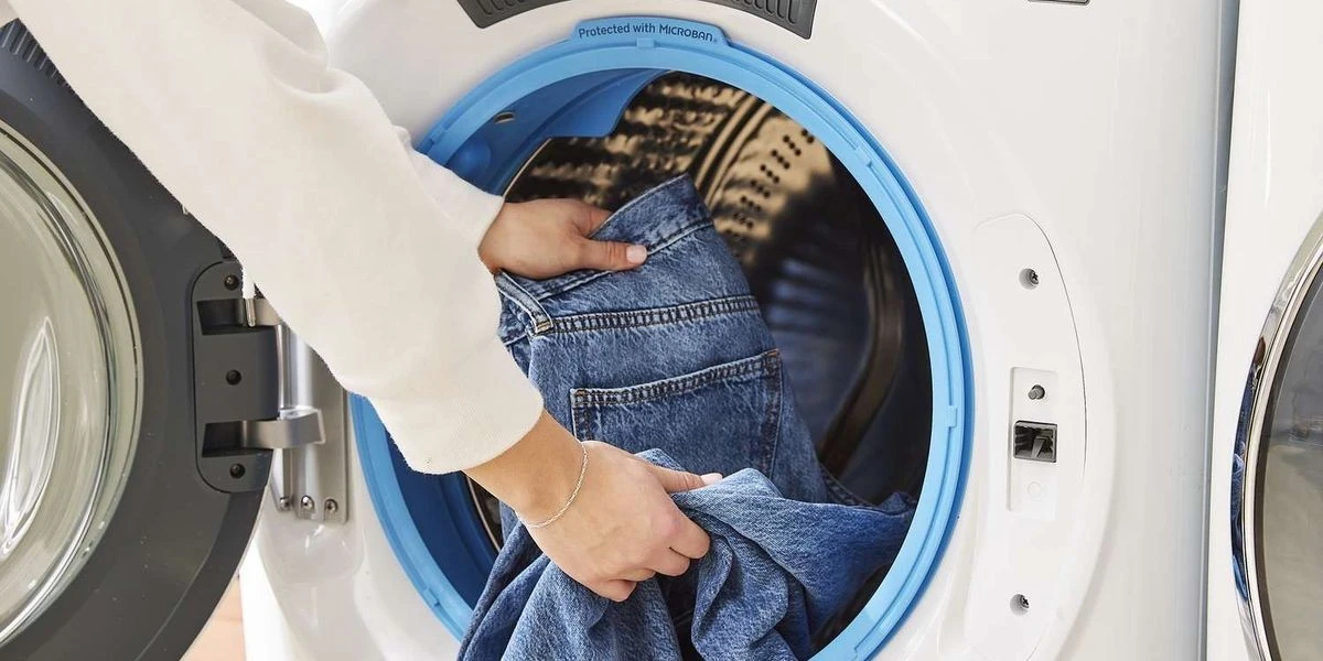 Quante volte lavare i jeans? L'esperta svela il segreto per farli durare