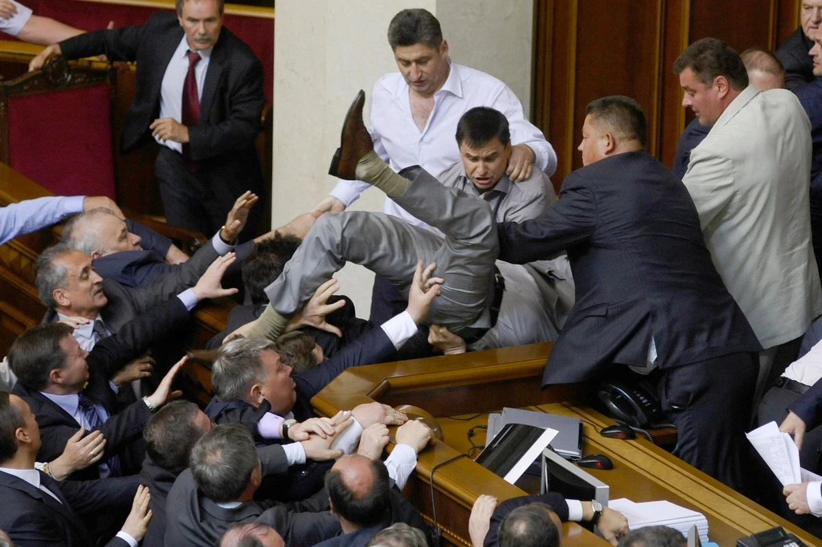 Rissa in Parlamento: deputato aggredito e finito in ospedale - i dettagli scioccanti - image 1