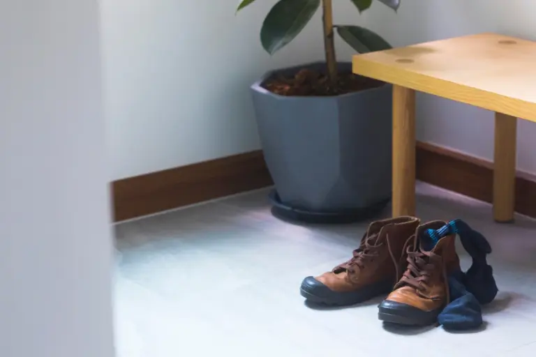 Scarpe inzuppate dopo la pioggia? L'antico metodo che le salva senza rovinarle