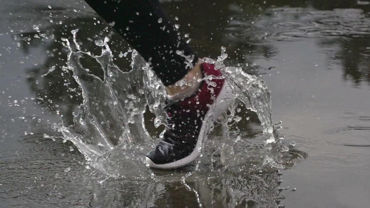 Scarpe inzuppate dopo la pioggia? L'antico metodo che le salva senza rovinarle - image 1