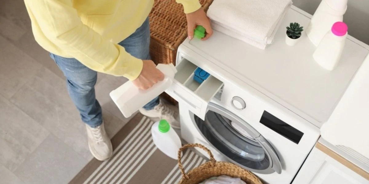 Zaino il bucato bianco: l'errore comune che rovina i tuoi vestiti (e come evitarlo)