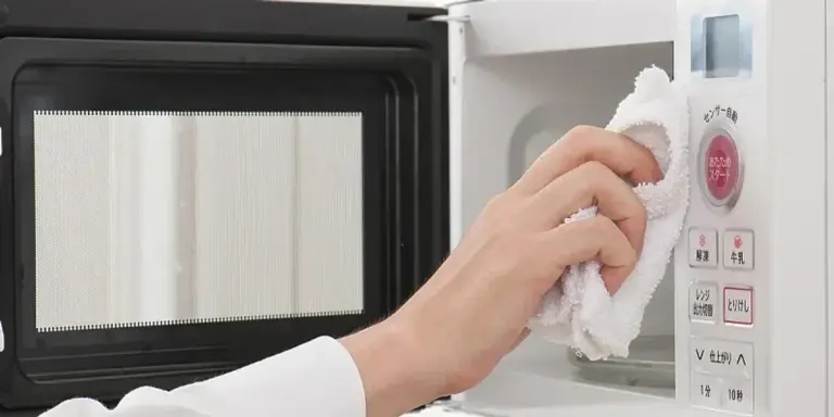 Aceto e bicarbonato: il trucco da 5 minuti per un microonde pulito e senza odori