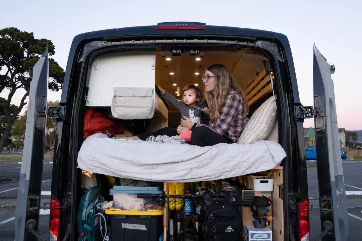 Hanno venduto la casa per vivere su un camion con tre figli: una vita senza debiti, piena di avventure - image 1