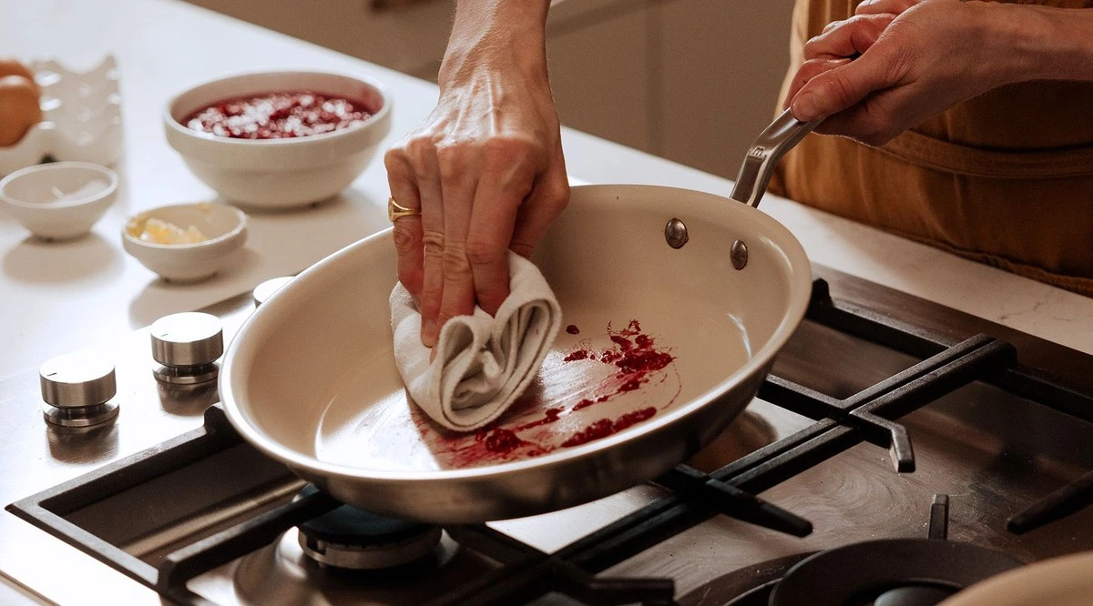Il segreto per pulire la tua padella in ceramica senza rovinarla: l'errore che fanno tutti - image 1
