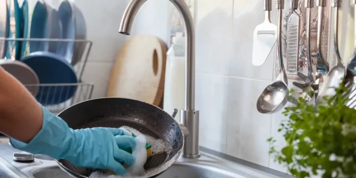 Il segreto per pulire la tua padella in ceramica senza rovinarla: l'errore che fanno tutti