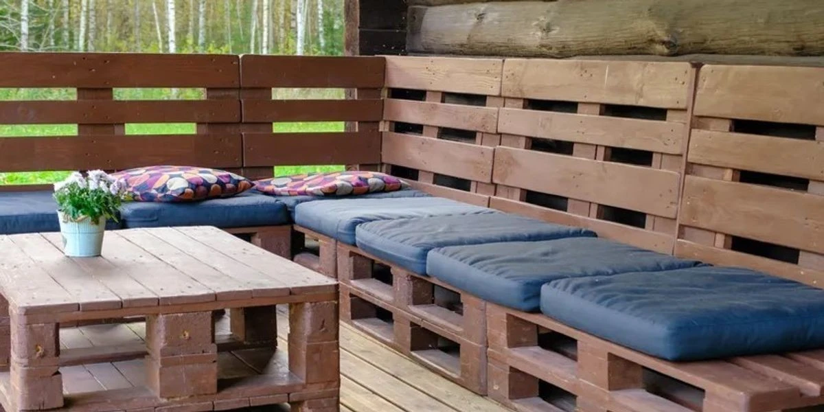 Mobili in pallet fai-da-te: 5 idee geniali per trasformare il tuo giardino (e risparmiare!)